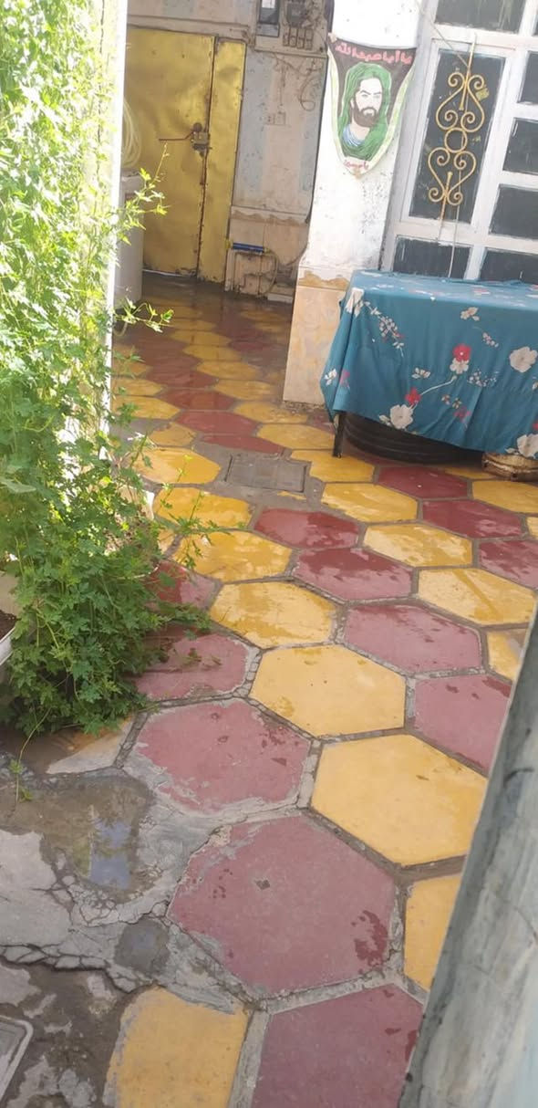 بيت للبيع مساحه ١٦٠م
خلف مصرف الدم 
نظيف سيراميك خمس غرف مع الاستقبال وطارمه كبيره 
***********
