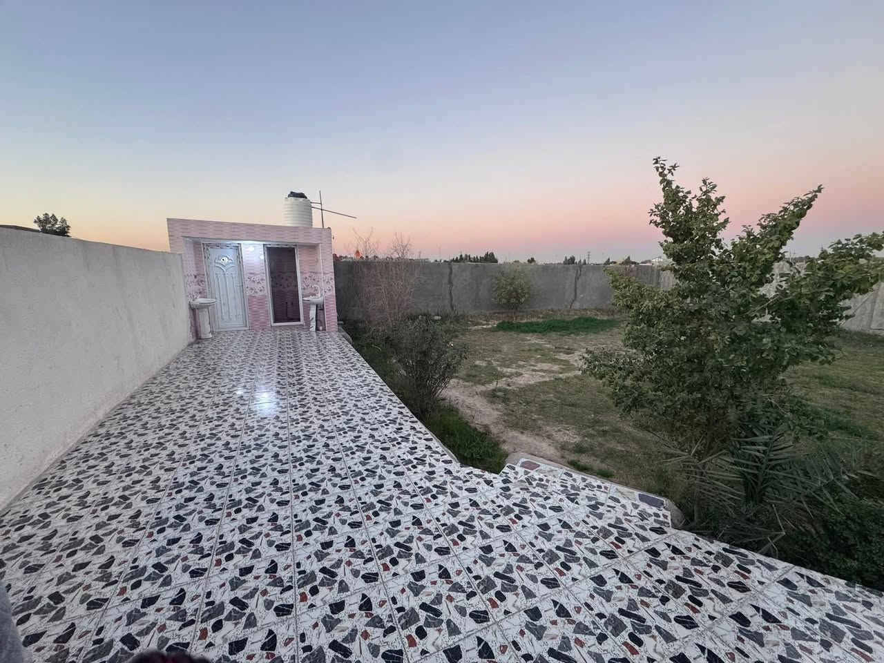 دار للبيع طابو زراعي سند 25 مساحه 740 متر واجهيه  40 متر  منطقه سكنيه كافت الخدمات العنوان/ حله طريق ياحسين نزلت سعد بيجو السعر 120 مع المجال       ملاحظة ------ بناء بلوك للاستفسار ***********   +  ***********
