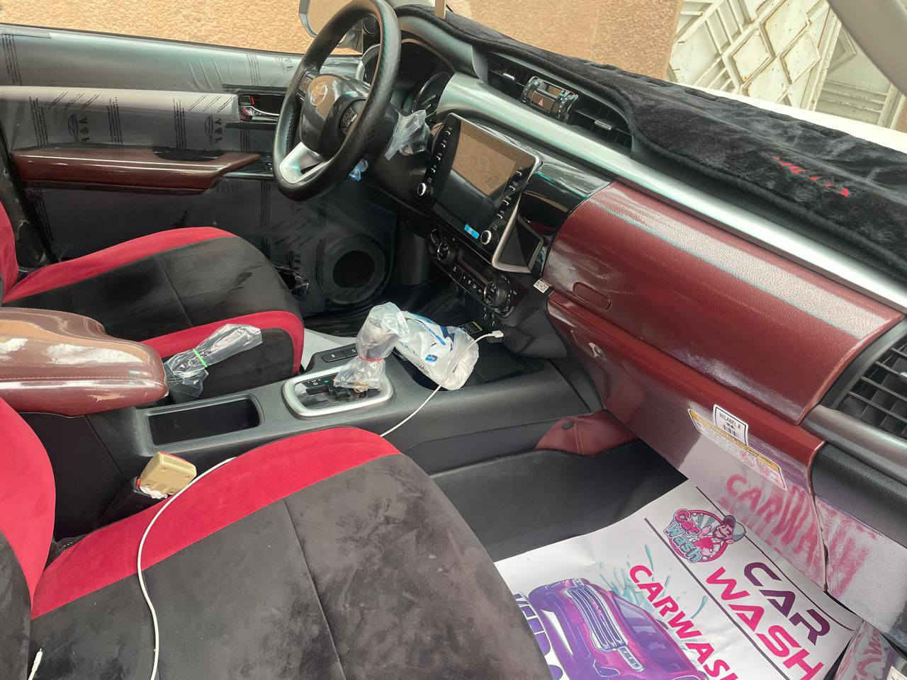 السلام عليكم للبيع بيكم هايلوكس موديل 2022 كفاله عامه رقم بغداد انكليزي الجديد هزه جديده 
السياره بعده على وضع الشركه ماشيه 21 الف 
مدوشمه كشنات وكاعيه  السعر 318 وبيه مجال قليل 
مكاني بغداد الشراي يتصل ويدلل ***********
