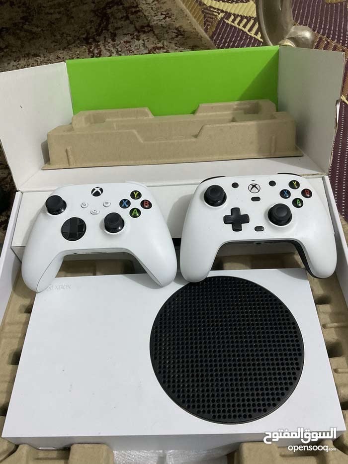 اكس بوكس سيريس اس 
٥١٢ gb جهاز جدا نظيف ملحقاته كامله 
وياه جوستك اصليه نظيفه 
وجوستك كيم سير g7 

سعر جوستك وحده ٢٨٠
جوستكين ٣٠٠
مكاني نجف ومعندي توصيل 
سعر نهائي رجائا