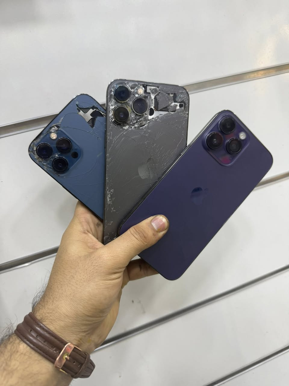 السلام عليكم
1-ايفون 14برو ماكس مبدل شاشه وبطاريه والفلاش يشكل السعر 450 الف 

2-ايفون 13برو ماكس ضهر وشاشه مفطرات +سماعه الاتصال واكفه السبيكر شغاله السعر 350الف 

3-ايفون 12برو ماكس ضهر مكسور فقط كلشي شغال وكلشي ممبدل السعر 350الف 

عنواني بغداد التراث قرب تقاطع درويش *********** 

اذا شلع ب مليون قفل من الاخير
