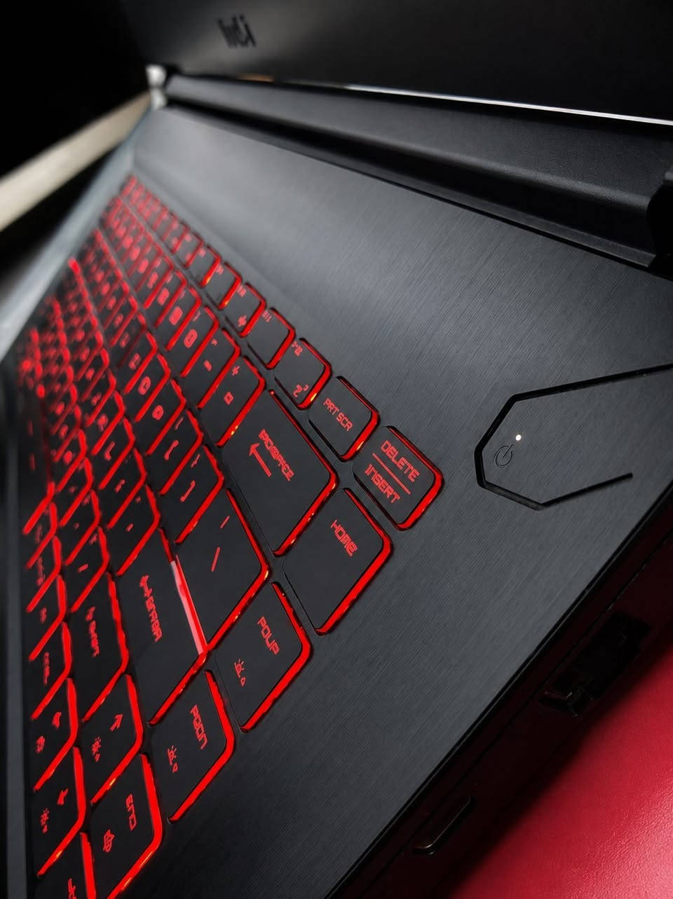 السلام عليكم شباب
عملاق الكيمنك من msi اللون الاسود والاحمر
الجهاز نضافه جدا عاليه بدون اي خلل او اي ملاحضه 
ياتي بالعتاد الاتي

شاشه 15 انش بمعدل تحديث 144فريم حواف نحيف بخواص low blue 

معالج خارق من اننتل
core i7-12650h - 5.1GHZ BOOSTED 
الجيل الاثنا عشر فئه H الاداء الثقيل

كرت الشاشه المنفصل احترافي من 
RTX 4060 - 8GB \ FRAME GEN + DLSS 4.5 

رامات سعه 16 كيكا قابل التطور 
هارد 512ام.2 قابل الاضافه

بطاريه ساعتان وكيبورد احمر ضوئي وصوت ستيريو محيطي 

اكيد الجهاز احترافي بكافه الاستخدامات 

السعر مليون و 175 الف فقط
للتواصل*********** بغداد, العراق
