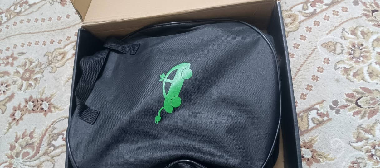 شاحن سيارات كهربائية
اللي يفيدة ينطيني سعر 
للاستفسار الاتصال على ***********
