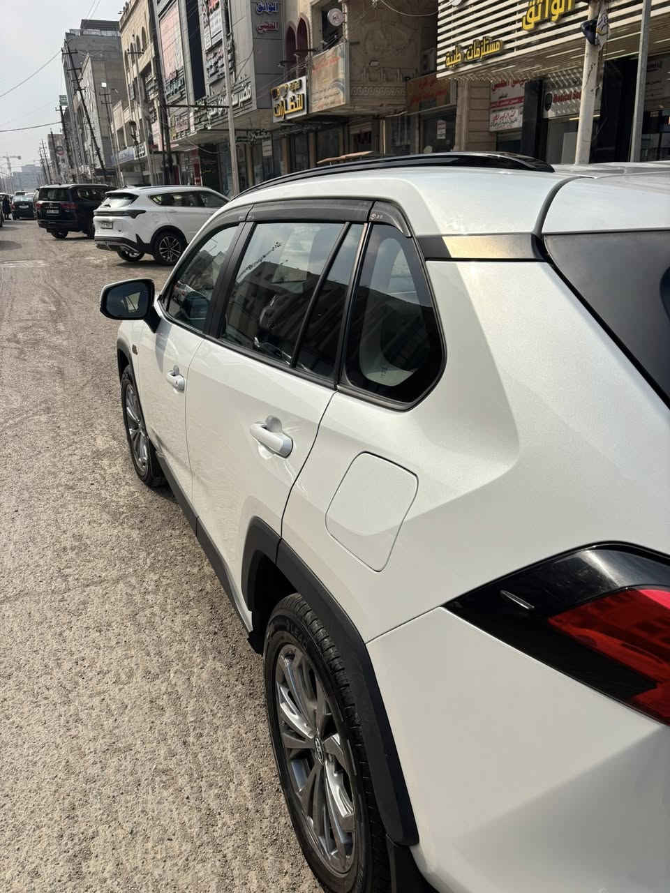 السلام عليكم
راف فور 
موديل ٢٣
حساسات+كأمره امامي خلفي 
بنورما 
كشتات جلد 
مريا شفط 
رقم بغداد 
بيها ضربه جوه الرقم الخلفي مصبوغ 
السياره فول  الفول 
مكان السياره الكراده خارج مقابل نادي الهنديه 
***********
