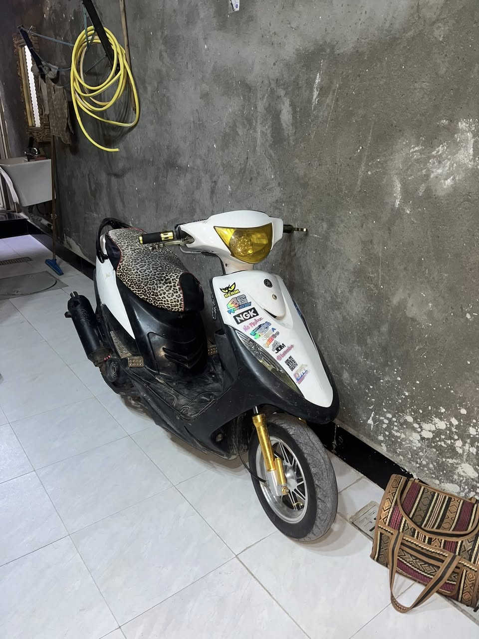 السلام عليكم ماكس عدله للبيع مفتوحه مبدل ولفات وزنجيل كلاجاتها بلاديه  دراجه نضيفه شوفه عينك بل صور  السعر 800 وبيها مجال قليل  ***********موجود فقط واتساب
