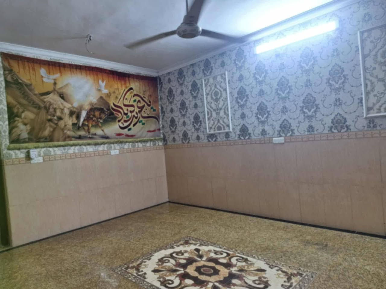 السلام عليكم
دار للبيع مساحة120متر 
واجهة 6 النزال 20 
يتكون  الطابق  الأول  من كراج  حمامات  خارجيه   وأيضا  مدخلين. الاستقبال  وصاله 
واستقبال  وصاله ومطبخ  حار وبارد  وغرفة  وترك  ع طول البيت  اما الطابق الثاني  غرفتين  نوم  وحمام وبيتونه  
للاستفسار  ع الرقم***********  ويوجد  واتساب 
العنوان   البلديات  محله 726. خلف مركز شرطة  الملعب  
( البيت  طابو ملك صرف )
