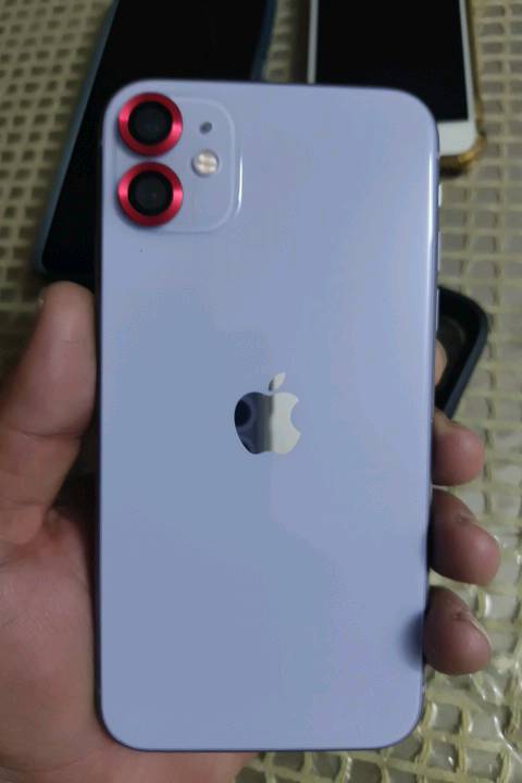 ايفون11 عادي ذاكرة 128 كفاله عامة لون مميز الجهاز يخبل مكان الجهاز كرادة (ملاحضه امبدل بي بس بطارية ) 