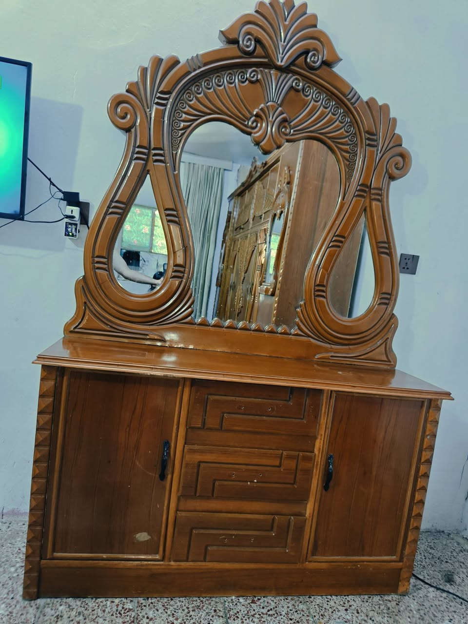 السلام عليكم 
غرفه نوم صاج عراقي 
صاج داخل وخارج 
كنتور + جرباية + زاوية + ميز تواليت 
السعر 800 الف بيه مجال 
العنوان بغداد 
***********
