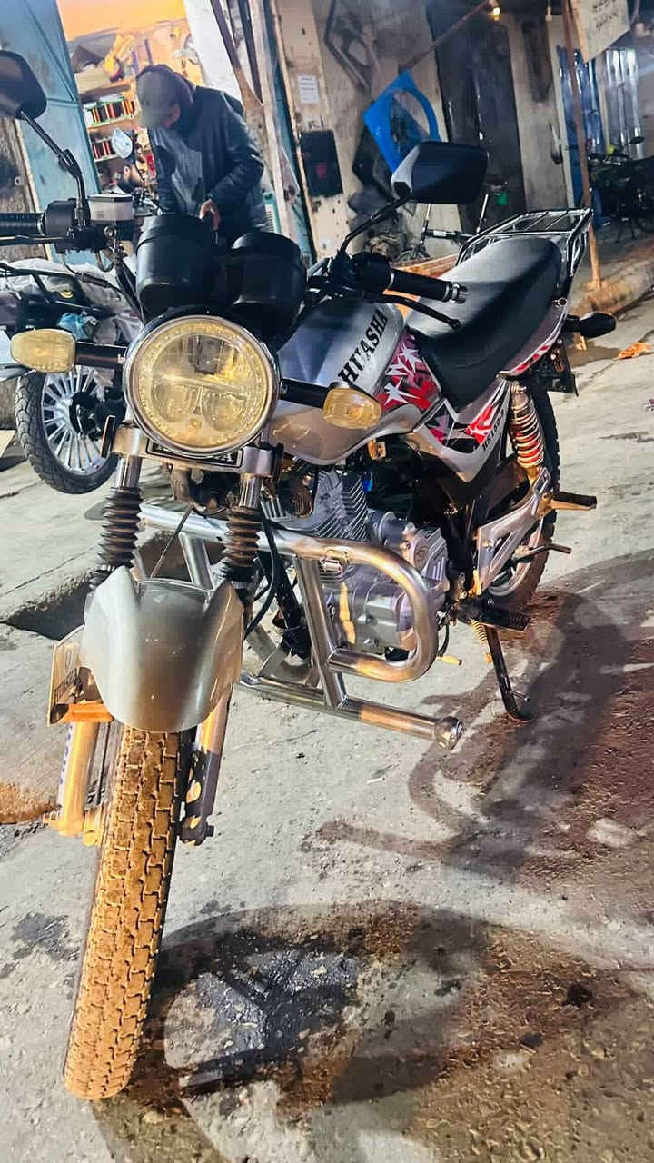 سلام عليكم 
هايوشا 2020 لون رصاصي 
باب اول Hواحد
الدراجه نضافة 95%
محرك ما مفتوح 
اوراقها موجودة 
تشغيل عن بعد
رقم تواصل ***********
