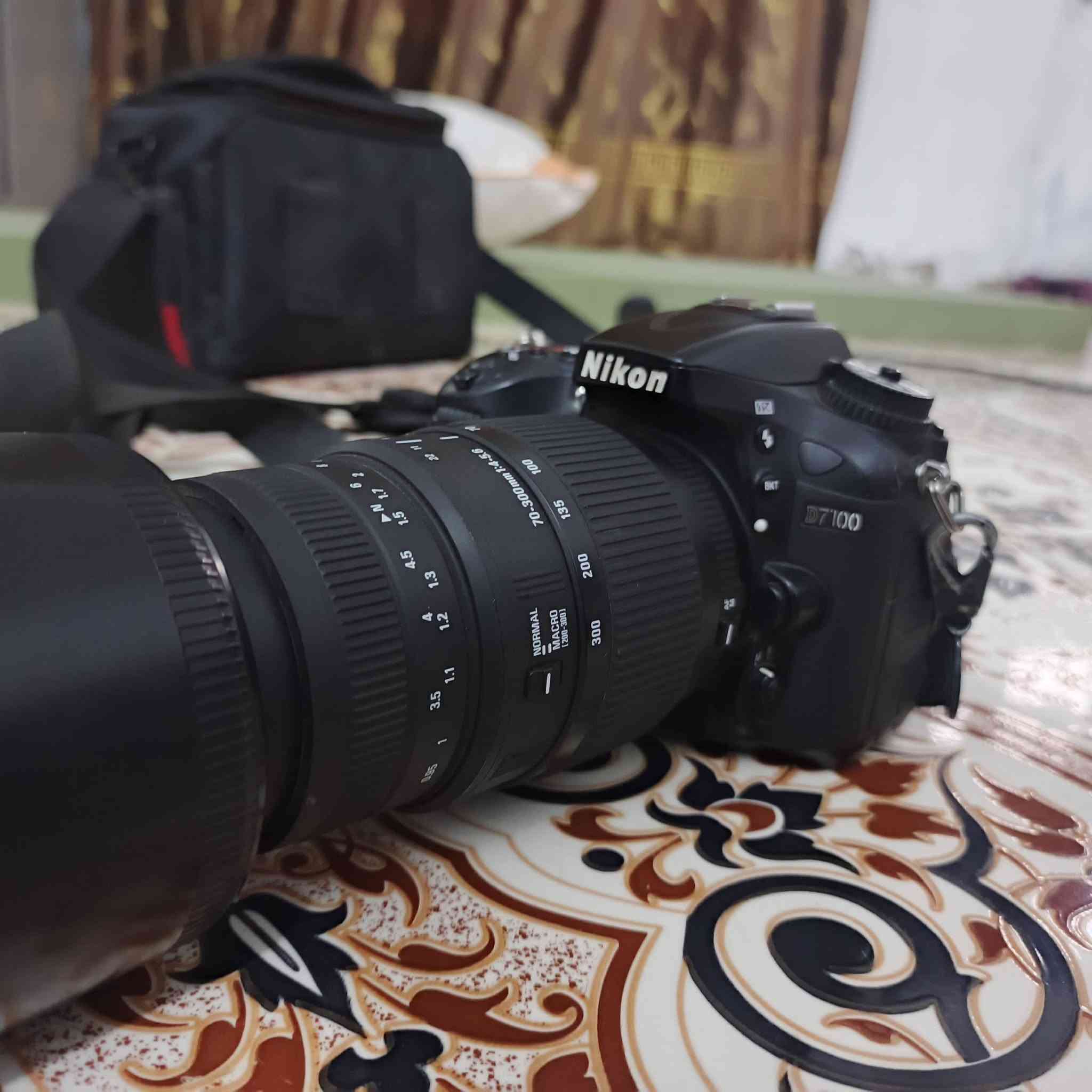 كانون D7100
كاميرا جاهزة للتصوير 
زوم رياضي سكما 70/300
جميع الملحقات بطاريا حزام ورام 
ستاند احادي وغيرها 
السعر،، 550وبيها مجال للشراي 
واتساب ***********
