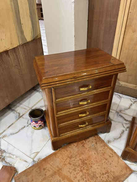 السلام عليكم                                                                    غرفة صاج طبيعي معاكس خشب جاوي وجه الغرفة ٥ملم داخل ٤ ملم مستعملة.  ونظيفة جدا الغرفة مامرتبة بصورة بالحقيقة احلى  الاستفسار للبيع فقط اتصل ***********
