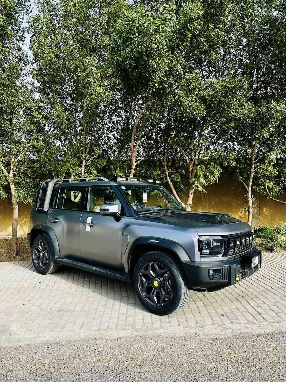 جيتور T2
الموديل: 2025 (هارلم)
العداد: 30 الف كم قابل للزيادة 
رقم مميز / 923
اللون: السلفر (المات المميز) 

المحرك: 4 أسطوانات L 2.0 تيربو 254 حصان 
عزم الدوران (نيوتن-م): 390
ناقل الحركة: اوتوماتيكي دبل كلاتش من 7 سرعات
نظام الدفع: نظام دفع رباعي متطور من BorgWarner

الضمان الأساسي: 6 سنوات وعداد كيلومترات مفتوح
ضمان المحرك: 10 سنوات او 1،000،000 
بعدها داخل الضمان و الصيانة كلها داخل الشركة 

المواصفات:

*فتحة سقف بانوراما 1.1م
*إطارات قياس 20 إنچ
*الصندوق شفط
*الشباك الامامي المضاء  بجيتور 
*مثبت سرعة مع رادار تفاعلي
*نظام القيادة شبه الذاتية
*نظام الكبح التلقائي في حالة الطوارئ
*نظام تحذير الاصطدام الامامي والخلفي
*كاميرات محيطية 540 درجة
*حساسات أمامية وخلفية
*نقطة عمياء
*نظام تحذير مغادرة المسار
*نظام المساعدة للبقاء في المسار
*شاشة التحكم بقياس 15.6 إنچ
*شاشة القيادة بقياس 10.25 إنچ
*نظام صوتي متطور 12 سماعة من Sony
*نظام أبل كاربلاي وأندرويد أوتو لاسلكي
*نظام اوامر و تحكم صوتي
*مقصورة الركاب من الجلد الفاخر والكنتارا
*مقعد السائق والراكب كهربائي
*مقاعد السائق والراكب مبردة
*مقاعد السائق والراكب مزود بذاكرة لحفظ 3 وضعيات الجلوس
*إنارة ترحيبية مع إنارة محيطية متعددة الالوان
*عتبات الأبواب مضيئة
*مصابيح أمامية وخلفية أوتوماتيكية LED 
*التكيف التلقائي للضوء العالي
*نظام تقليل الضجيج النشط مع زجاح مزدوج
*المرايا الجانبية قابلة للطي كهربائياً ومدفئة
*دخول ذكي و تشغيل عن بعد
*خاصية إغلاق نوافذ وفتحة السقف عن بعد
*شاحن هاتف لاسلكي سريع
*نظام تنقية الهواء PM2.5 وفلتر N95
*مسند الذراع الوسطي مع ثلاجة
*انماط قيادة متعددة للطرق الوعرة
*وسائد هوائية امامية و جانبية عدد 6
*ماسحات الزجاج الأمامي مع حساس للمطر
*دوسات جانبية
*نظام الفرامل الأوتوماتيكي Autohold
*نظام التحكم بنزول المنحدرات
*نظام المساعدة لصعود المرتفعات
*نظام مراقية ضغط الاطارات
مكان السيارة بغداد /فقط رصيد (   ***********) (***********فقط واتساب
للتفاصيل اكثر الاتصال
