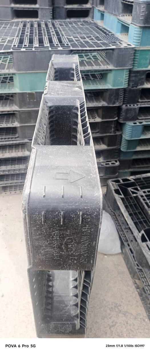 سكيب بلاستيك اسود الون قياس 110x110 مربع وزنها 7كيلو العدد50 سعر القطعه 6الاف مطروح مكاني بغداد حي أور ***********
