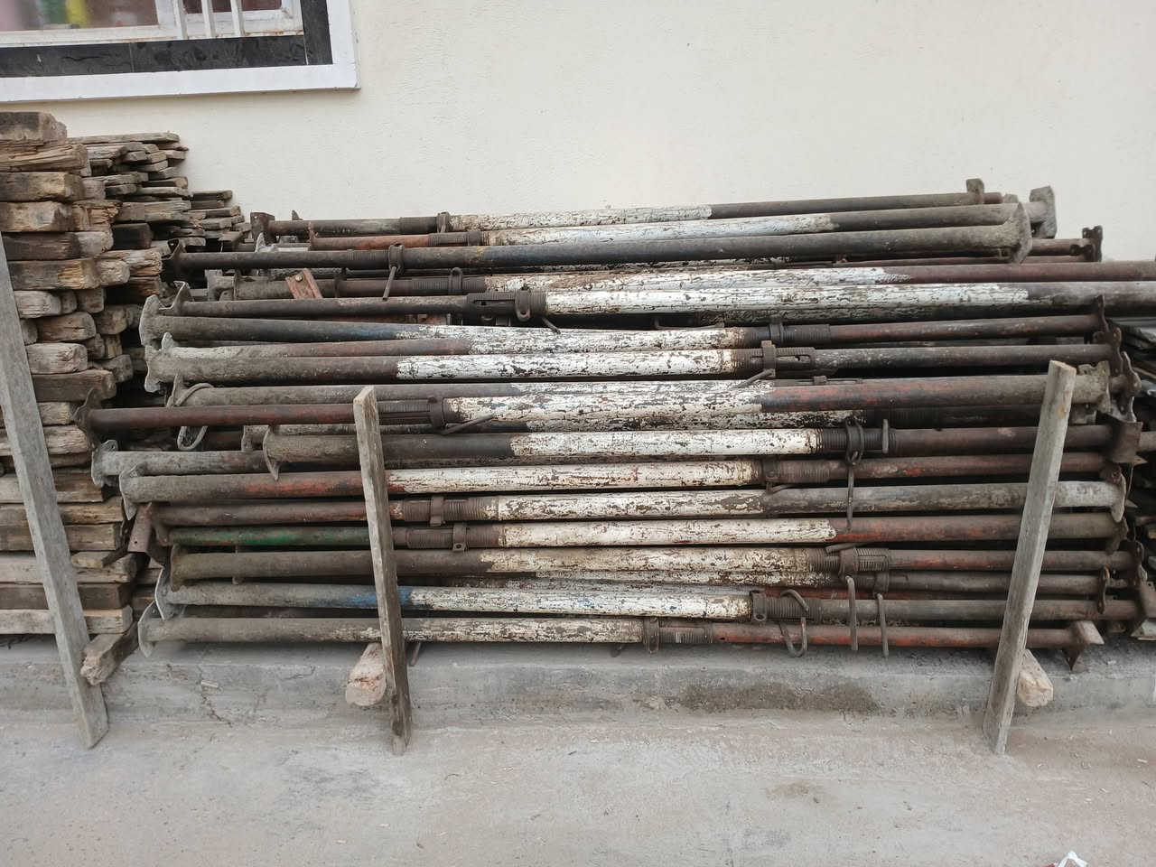 السلام عليكم قالب خشب للبيع جكات عدد ١١٥ لوح اربع أمتار ٤ مكعب لوح ٣متر مكعبين ونص سير ٣متر ١٠٠ سير ومقاصير جميع القياسات بقارات جميع القياسات مكان بغداد الخطيب الزراعي استفسار اتصال ***********
