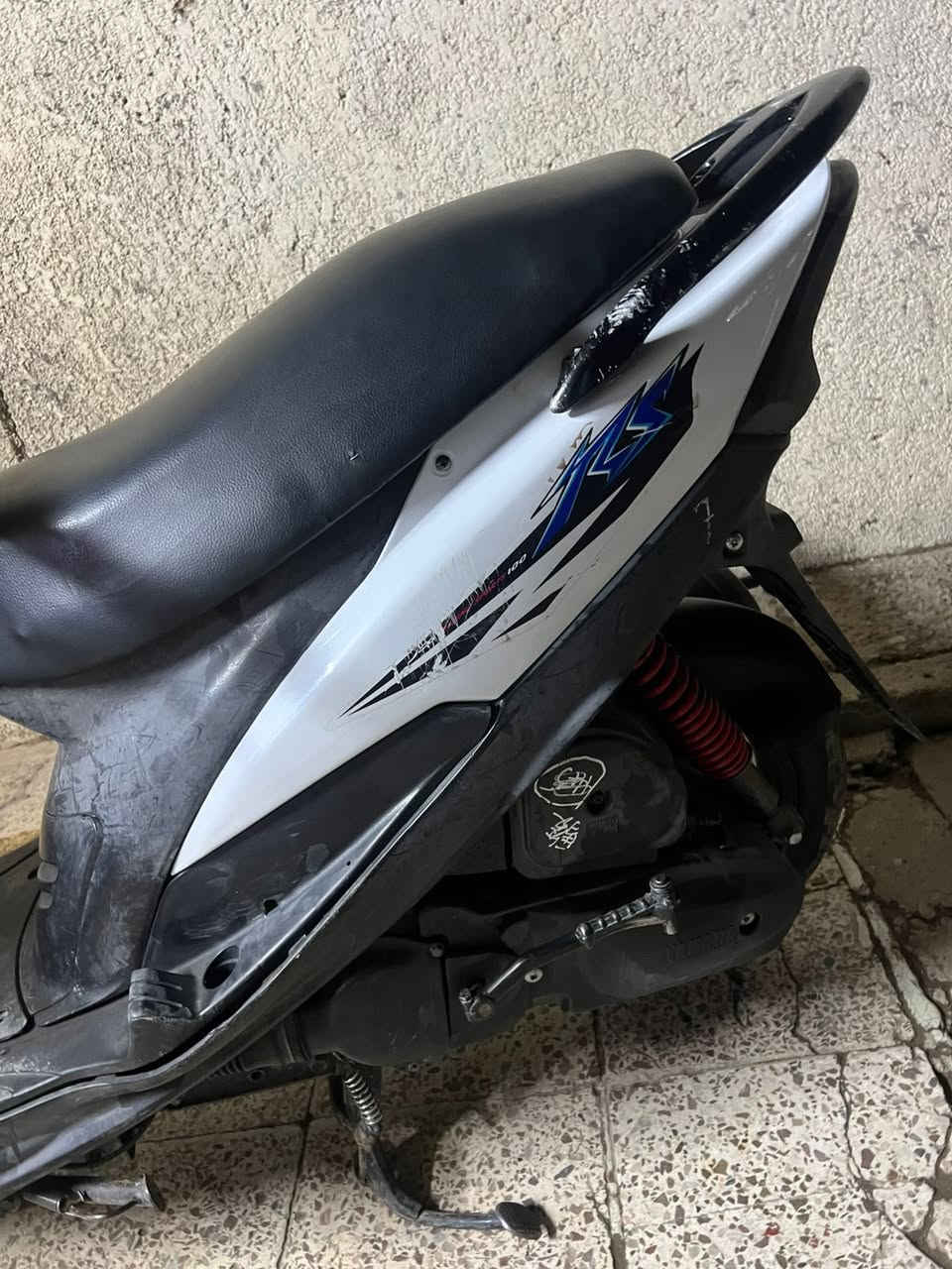 السلام عليكم دراجة للبيع ماكس عدلة الدراجة كلهة بلادية وكلهة شغالة  ما بيهة اي نقص تجي وتفحص بيدك كابريتر بلادي سلف بلادي كلهة بلادية الدراجة سلف هندر كلهة شغال وشرط اذا مو المكينة خرسة  المكان الشعب. السعر (٦٠٠)وبيهة مجال حك الجية الرقم*********** متواجد علة الفيس واتساب ورقم
