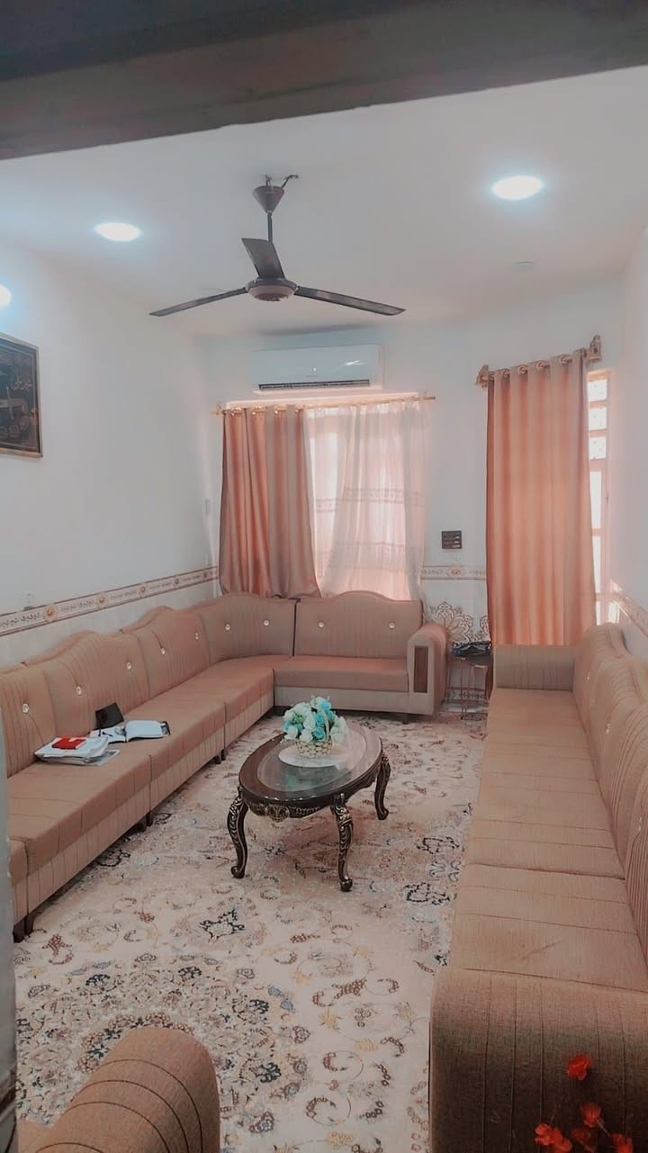 دار للبيع زراعي 
مساحه بيت 150
الموقع /المدائن مقابيم منطقه تأميم.
البيت؛طابقين يحتوي ع 3غرف وصالتين فوق وتحت واستقبال ومطبخ وصححيات وحوش
للاستفسار الاتصال على الرقم ***********
