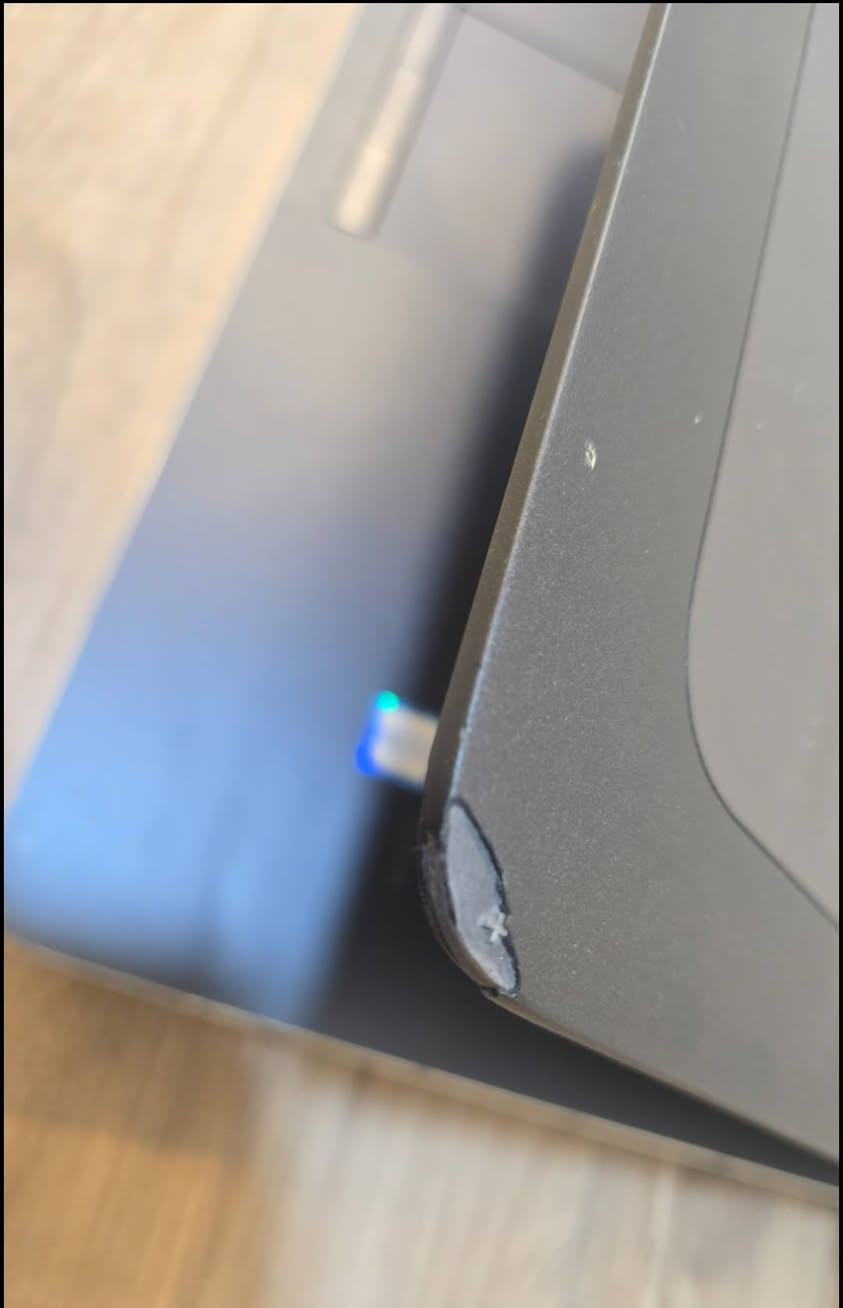 لابتوب HP ZBook 17 G3 – Workstation احترافي
المواصفات:

 المعالج: Intel Core i7-6820HQ

 كرت الشاشة: NVIDIA Quadro M3000M (4GB GDDR5)

 الرام: 16GB RAM

 التخزين: 512GB SSD

 الشاشة: 17.3 إنج Full HD IPS (1920×1080)

 مناسب للتصميم، الهندسة، المونتاج، والبرامج الثقيلة

 الحالة العامة:

الجهاز يعمل بكفاءة ممتازة من ناحية الأداء.

توجد خدوش وآثار استخدام مع كسر بسيط في الهيكل من جهة واحدة (موضح بالصور).

البطارية يفضل استبدالها، يعمل طبيعي على الشاحن.

 الكيبورد والماوس:

 جميع أزرار الكيبورد شغالة 100%

 أزرار الماوس العلوية (3 أزرار فوق التاتش باد) غير شغالة

 الأزرار السفلية للتاتش باد شغالة طبيعي

يمكن استخدام ماوس خارجي بدون أي مشكلة

 ملاحظات إضافية:

يأتي معه الشاحن

الشاشة، النظام، المنافذ، والأداء العام: سليم

(البيع بسبب عدم الحاجة)

السعر قابل للتفاوض

 السعر المطلوب: (900,000دينار عراقي و قابل للتفاوض)

فلاشين كل واحد 128 غيغا هدية معاه

 الموقع: نينوى/الموصل


**إذا كنت صاحب هذا الإعلان وتريد حذفه لأي سبب، رجاءا أرسل رسالة إلى الدعم الفني**