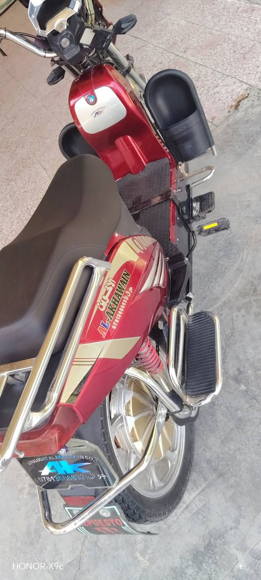 السلام عليكم ورحمة الله وبركاته
دراجة شحن للبيع موديل ٢٥..جديدة حيل كل شي شغال بيها لايت زنون بك خلفي اي نقص ما بيها بطاريات يقرن ١٠.. ١٠ ونص وثنين يقرن ٩ ونص وحده او اثينن بيهن نفخ بسيط نتيجة شحن زايد دراجه جديده احلا من الصوره موديل ٢٥ مو ٢٤ سعرها ٤٥٠ بي مجال بسيط شراي يتصل على هذا الرقم ***********.. و ٧٧٣٣٦٧٩٠٨٤...
