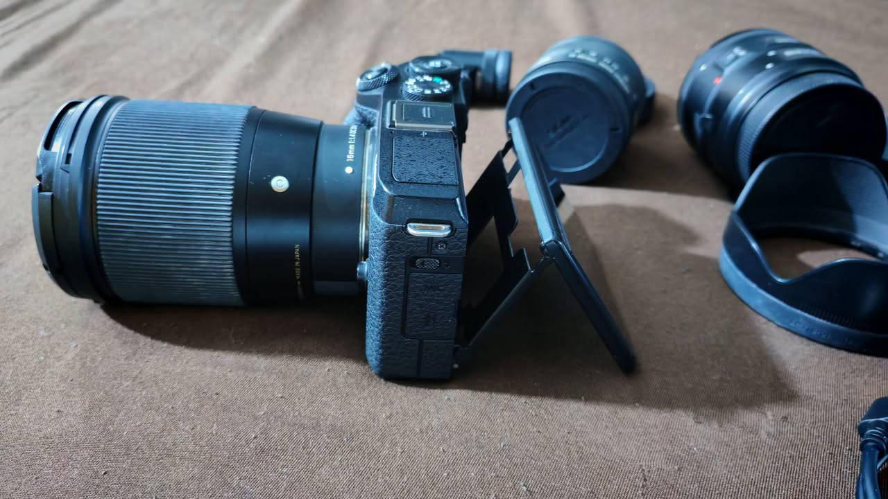 للبيع: كاميرا Canon M6 Mark II (شبه جديدة) مع عدة متكاملة لصناع المحتوى والمصورين! 📸🔥
الكاميرا غنية عن التعريف، من أقوى كاميرات الكروب سينسور من كانون، ومناسبة جداً لتصوير الفيديو بدقة عالية (يوتيوب، ستريم، بودكاست) وتصوير الفوتوغراف الاحترافي. الكاميرا استخدامها حشمة جداً ومرفق معها بكج كامل يغنيك عن شراء أي قطعة إضافية!
⚙️ حالة الكاميرا:
الشتر: 7 آلاف فقط! (يعني الكاميرا تعتبر شبه جديدة وغير مستهلكة).
🌟 مواصفات الكاميرا الأساسية (باختصار):
دقة جبارة 32.5 ميجابكسل (صور بتفاصيل خرافية).
تصوير فيديو 4K بدون أي قص (Uncropped 4K) لتصوير واسع واحترافي.
فوكس كانون السريع جداً (Dual Pixel CMOS AF) مع ميزة تتبع العين.
تصوير متتابع سريع جداً يصل إلى 14 إطار في الثانية.
렌 العدسات المرفقة:
1️⃣ عدسة Sigma 16mm f/1.4: (وحش العزل والتصوير في الإضاءة الضعيفة، العدسة الأفضل عالمياً للستريم وتصوير اليوتيوب).
2️⃣ عدسة Canon 50mm f/1.8 STM: (ملكة البورتريه والعزل الرهيب، ممتازة لتصوير الأشخاص والمنتجات). (مع الأدابتر الخاص بها).
3️⃣ عدسة Canon 15-45mm: (عدسة الكيت الأساسية، ممتازة كعدسة زوم شاملة للتصوير العام والفلوقات).
🎁 الملحقات الإضافية (بكج الستريمرز والبودكاست):
دومي باتري (Dummy Battery) مع محولة كاملة: لربط الكاميرا بالكهرباء مباشرة، تضمن لك تصوير متواصل وبث مباشر بدون ما تفصل الكاميرا أو تفكر بشحن البطاريات نهائياً.
كابچر كارد 4K (Capture Card): لنقل صورة الكاميرا بأعلى جودة للحاسبة، مثالي للبث المباشر (ستريم) وتسجيل الجيمينج والبودكاست بدون لمت وقت وبجودة سينمائية.
فيو فايندر رقمي (Digital EVF): محدد رؤية إلكتروني يركب على الكاميرا، يسهل عليك التصوير الخارجي في الشمس القوية بكل احترافية.
💡 ملاحظة: العدة متعوب عليها ومجمعة بعناية، وتعتبر صفقة جاهزة لأي صانع محتوى أو مصور يبحث عن الجودة العالية بدون ما يدوخ بتجميع القطع.
💰 السعر: مليون و800 الف وبيهه مجال بسيط جدا
📍 المكان: داخل بغداد
📞 للتواصل واتساب : ***********
