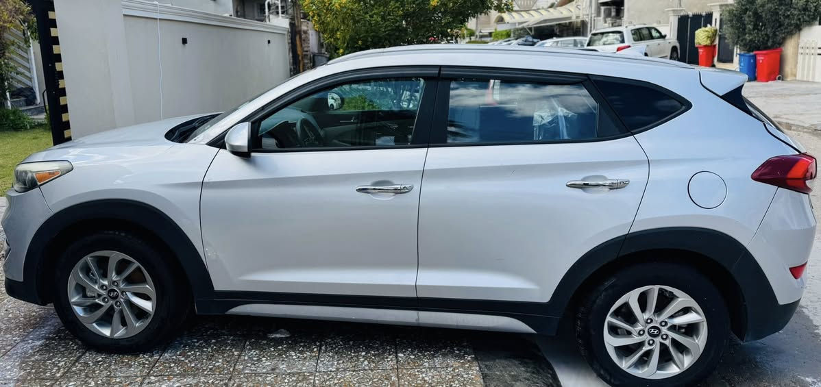 السلام عليكم
توسان ٢٠١٨ - وارد امريكي 
سعرها ١٥٦ ورقة 
باسمي / شرط التحويل 
المحرك ٢٠٠٠  
ماشية ٨٤ ميل
لون سلفر 
تحكمات بالستيرن
شاشة AppCare play 
كامرة 
كشن السايق كهرباء
الضرر : جاملغ السايق + الصندق ..تبديل اصلي بدون صبغ بدون دواخل بدون اي تاثير
و بيها بارد قليل جدا بالباب و بحافة البنيد

السياره جاهزه و على ايدي صيانة دورية و كل قطع غيارها من الشركة.
ملاحظة : استهلك فقط بانزين عادي ، فقط فترة الصيف استخدم بانزين محسن ومرات اخبط. و تكدر تجرب بنفسك من تشوف السياره. 

مكان السيارة 
بغداد - العامرية 
***********
