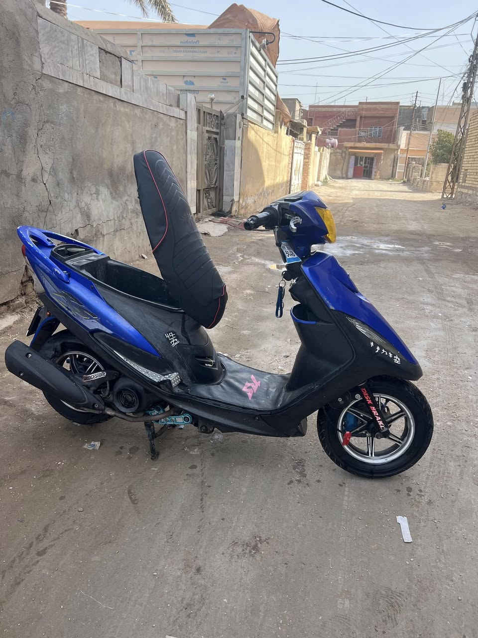 السلام عليكم 
ماكس عدله مال رمبه مكفوله كفاله عامه 
23ختم كفر وسواد ومكينه كله مطابق
اوراق كامله مال رمبه 
وياله نجمه اصلي وفج برمبو وبيه تزويد خفايف
مكينه بلادي برغي ممفتوح بيه دهن امزويل 
مكاني بغداد المحموديه
شراي يتصل ***********
السعر 1250
