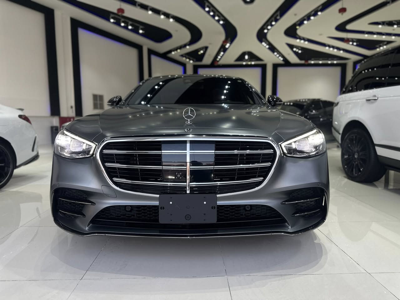 Mercedes S-580 4Matic
موديل : 2023
وارد: كندي كلين تايتل 
الممشى : 25000 
حجم المحرك : 8 سلندر 
بلادي لون مات بدون صبغ  مكفولة من الدعامية للدعامية 
فول فول مواصفات : داخلية بيانوl-داتاشو 3D جبير - التاير الخلفي يلوف - رادارات 360 - كاميرات 360 - داتاشو - كشنات مساج - كشنات تبريد - كشنات تدفئة - كشنات كهرباء - بانوراما -  سماعات مايباخ -  و الداخل يجي مواصفات مايباخ - جام بولورايز -و هواي مواصفات لخ 
السيارة رقم سليمانية 
مكفولة حتى الدعاميات مكفولة من الصبغ 
للاستفسار : ***********
————————————————
Mercedes S-580 4Matic
ساڵ:2023 
هاوردە : کەنەدی کلین تایتڵ
ماوەی رۆشتن :25000 
قەبارەی بزوێنەر : 8 بستۆن 
رەنگی مات بیلادی بێ بۆیاغ دەعامی بۆ دەعامیبە شەرت
ناو پیانۆ- داتاشۆ گەورە 3D ـ ناو سور ـ طایەی پشتەوە دەسورێتەوە ـ  رادر 360 - کامێرا 360- داتاشۆ ـ پانۆراما ـ کوشن مەساج ـ کوشن تەبرید ـ کوشن هیتەر ـ ناو سەیارەکە مواصەفات مایباخ ـ جام پۆلۆرایز بیلادی ـ و زۆر مواصەفاتی تر 
بێبۆیاغ بێ سارد و تەعدیل دەعامی بۆ دەعامیبە شەرت
ژمارە سلێمانییە
بۆ پەیوەندی : ***********
