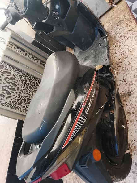 ماطور شحن للبيع ب350  ضد الماي  بي اضرار بسيطه بكشره مبينه بالصور بطاريات 6 فول كلها 11 الشحن فول يمشيك اقل شي50كيلو للتصال علا هذا الرقم ***********
