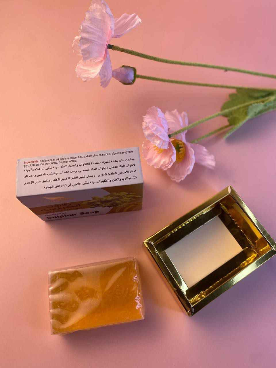 صابونه الكبريت من ماركة شاهين Shaheen

فوائد صابون الكبريت شاهين
علاج حب الشباب يعمل الكبريت كمضاد للبكتيريا المسببة للحبوب ويساعد على تجفيف البثور ومنع ظهورها مجدداً

تنظيم الدهون يقلل من إفراز الزيوت الزائدة الزهم التي تسد المسام مما يجعله مثالياً للبشرة الدهنية
تقشير وتجديد البشرة يساعد في إزالة خلايا الجلد الميتة وتفتيح المسام مما يساهم في توحيد لون البشرة وتحسين ملمسها

علاج مشاكل فروة الرأس يستخدم للتخلص من قشرة الرأس وتهدئة الحكة الناتجة عن الفطريات

مكافحة الأمراض الجلدية يساهم في تخفيف أعراض الإكزيما الصدفية والجرب بفضل خصائصه المضادة للالتهابات والميكروبات

طريقة الاستخدام 
الترطيب بلل المنطقة المراد علاجها الوجه أو الجسم أو الرأس بالماء الدافئ لفتح المسام.
الانتظار اترك الرغوة على الجلد لمدة تتراوح بين 3 إلى 5 دقائق للسماح للمكونات الفعالة بالتغلغل
الشطف اشطف البشرة جيداً بالماء الفاتر وجففها بمنشفة نظيفة
الترطيب البعدي نظراً لأن الكبريت قد يسبب جفاف البشرة، يُنصح باستخدام مرطب لطيف بعد الاستخدام 

منشا تركي بغداد, العراق


**إذا كنت صاحب هذا الإعلان وتريد حذفه لأي سبب، رجاءا أرسل رسالة إلى الدعم الفني**