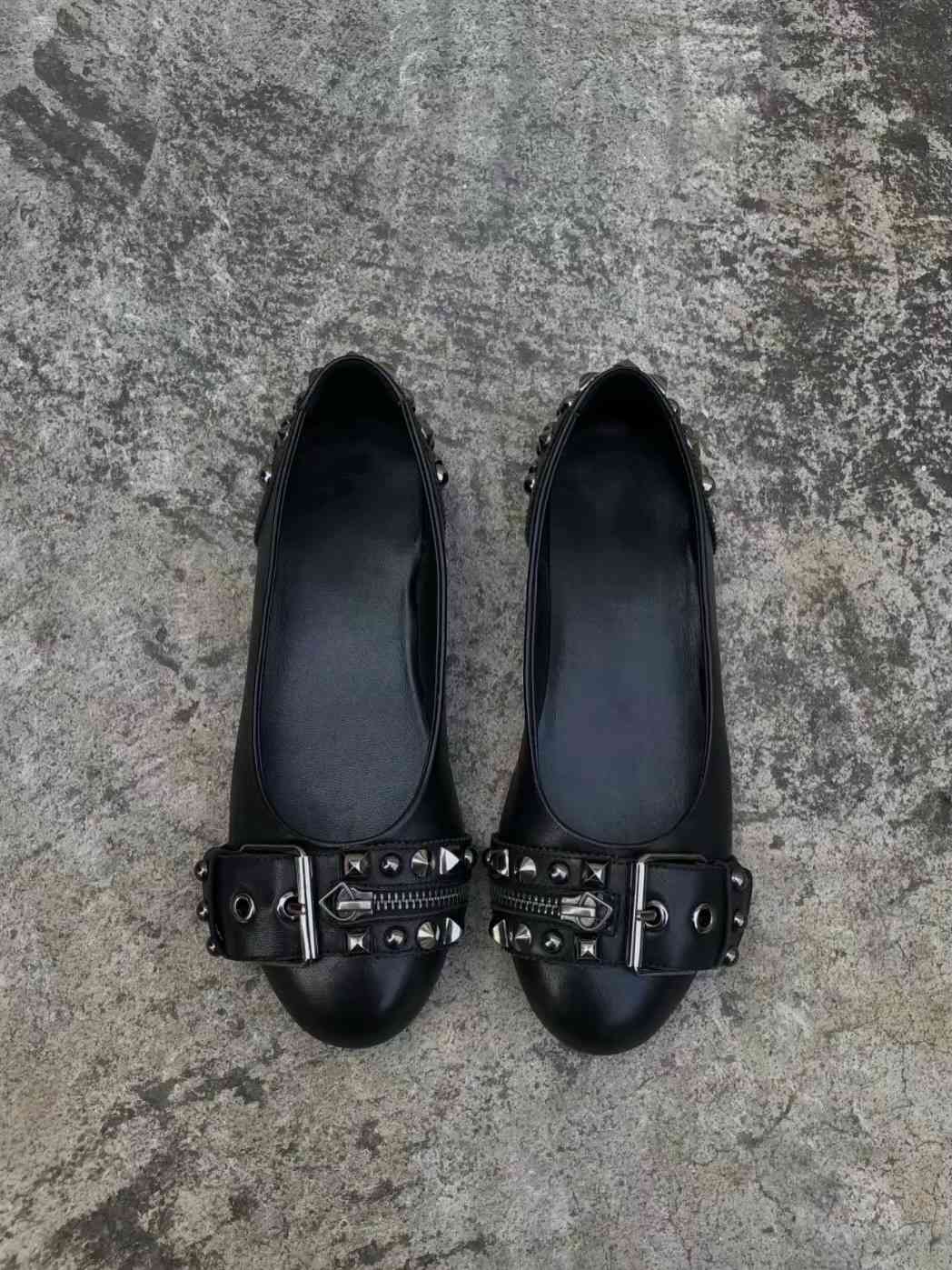 .
Price: 49 IQD.
Size: 35-36-37-38-39-40


**إذا كنت صاحب هذا الإعلان وتريد حذفه لأي سبب، رجاءا أرسل رسالة إلى الدعم الفني**