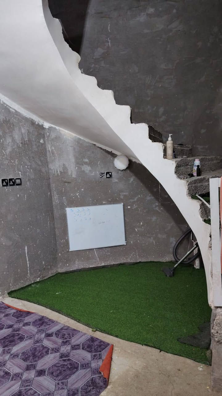 دار للبيع  بناء حديث مساحه 200م زراعي سند 25 عايزه شي بسيط ارضيه ماكامله   يحتوي البيت على غرفتين نوم وستقبال ومطبخ مجمع صحيات موقع ابي غرق حي هيثم الجبوري السعر 60 الاستفسار الاتصال بالرقم ***********
