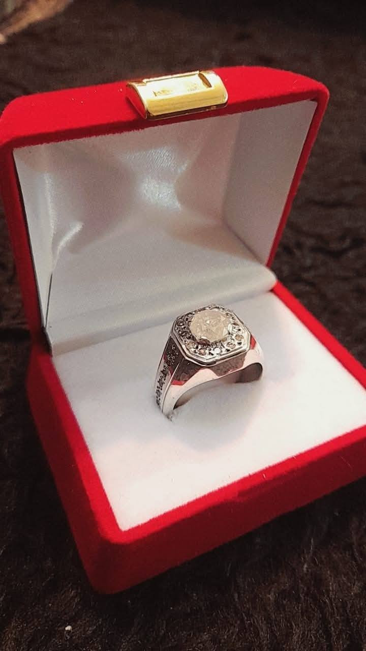 خاتم من الفضة مرصع بالالماس البلجيكي الحر في محيطه وعلى جانبيه ايضا بحجم قيراط ، و تتوسطه ماسة خشنة نسبيا بحجم ( 2 قيراط ) قيراطين ،،،  معروض لدى ( الدار العالمي للانتيك )
هاتف /  ***********      واتساب & فايبر
