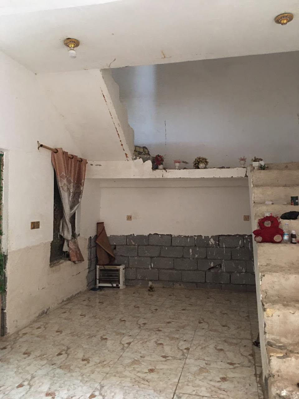 السلام عليكم بيت مساحه 300 متر زراعي وصل طابو 
مكانه ناصريه منطقه سبل ثانيه قرب اسواق ابو شكريه ومكتب ابو ساره يحتوي على غرفتين وصاله ومطبخ وصحيات واستقبال وحديقه وكراج كلش جبير وسعره 33وبي مجال للتواصل ***********
