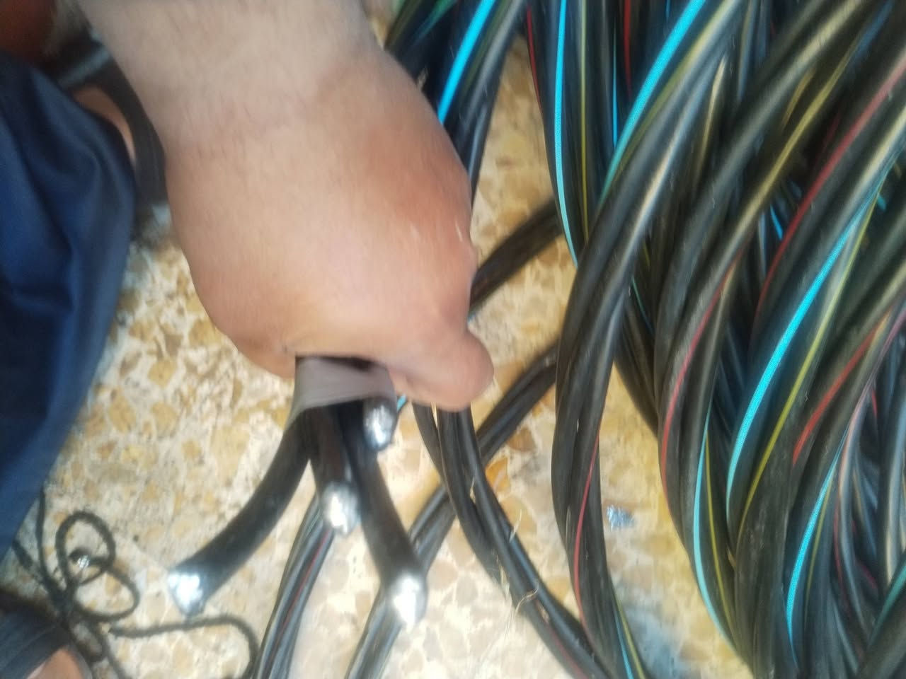 ضفيره للبيع بعدهي جديده حجم الواير 4 في 50 طوله 300 متر للبيع نجف حي الغري *********** بي واتساب
