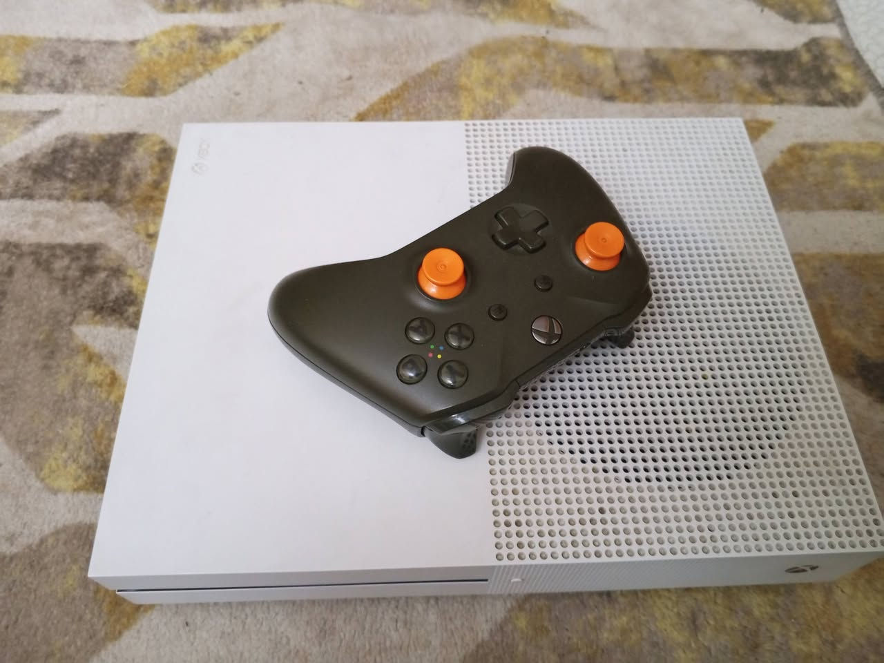 اكس بوكس ون اس للبيع بي طوبه وفورزه جهاز نضيف مامفتوح ذاكره 500مستعجل عل بيعه ***********
