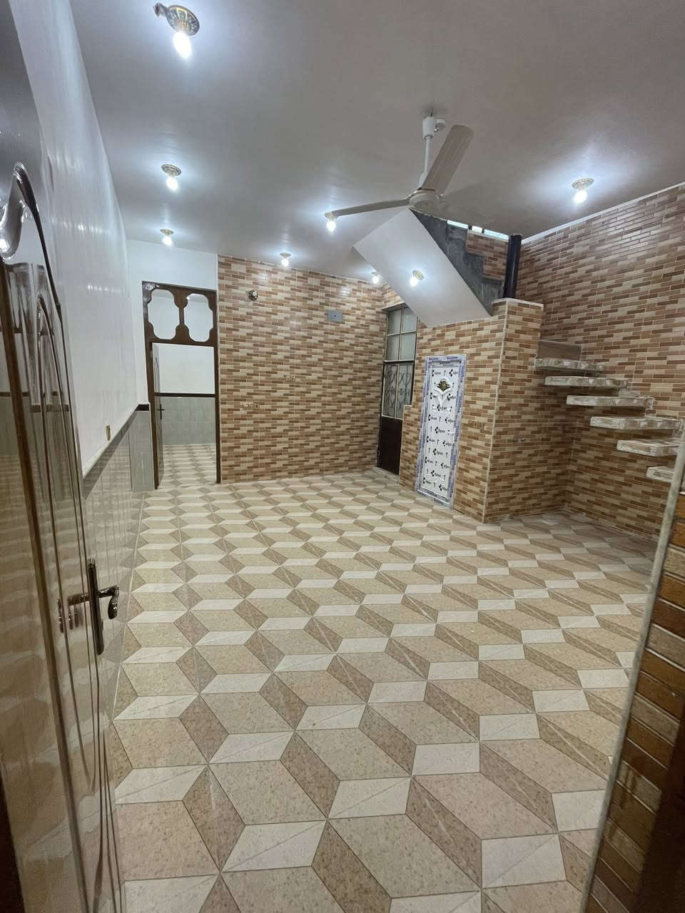 مشتمل للايجار الموقع الطهمازيه
قرب مرقد العلويه شريفه بنت الحسن ع 
التفاصيل غرفه نوم وصاله ومطبخ واستقبال 

رقم الهاتف ***********
