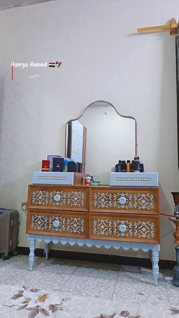 غرفه نوم ٧ قطع تركي خشب ثقيل
بيه الجامه مال كنتور مفطور يتبدل عادي
وبيها ضرر جوه السرير همين بسيط 
بدون دوشك 
سعره ٣٧٥ قفل من الاخير مكاني بغداد الدوره 
***********
