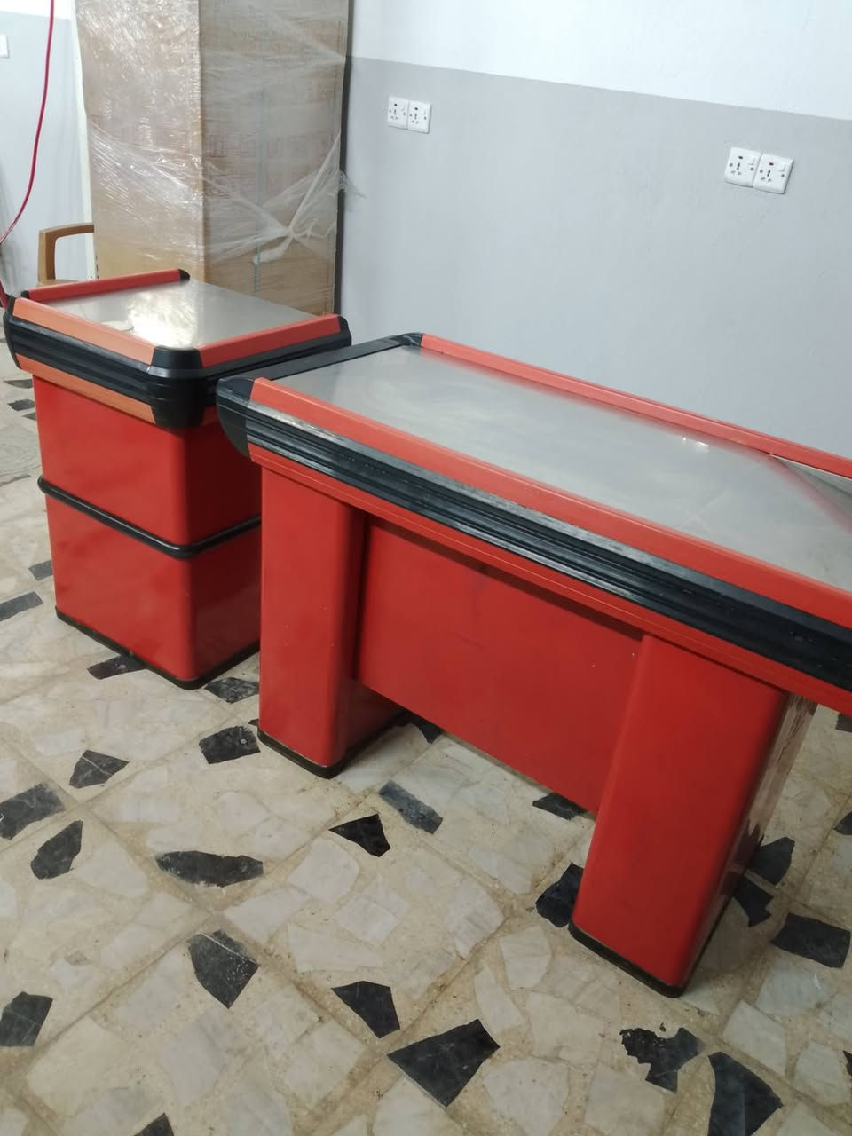 سفينه وصطيه ورفوف جداري وسلات جبس جديد وسلات كرزات وميز كاشير للبيع الشراي يتصل العنوان بغداد واكو توصيل ***********
