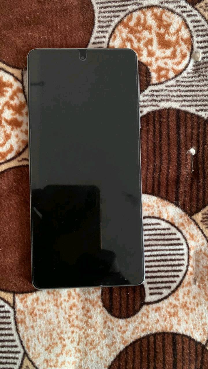 هاتف موتوريلا ايدج بلس 2022 
معالج من سنابدراگون 8 جين 1
كاميرات خرافية واحترافية خلفية 50 وامامية 60 
شاشة كبيرة حلوة وسلسة الاستخدام وواضحة

المكان بغداد ناحية الرشيد