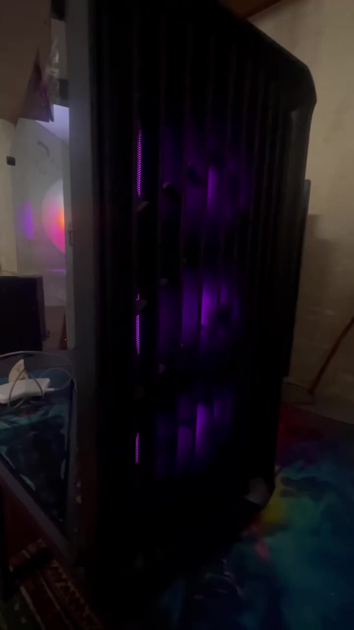 🖥️ للبيع PC Gaming وتصميم بمواصفات "جيل 14" حديثة جداً

الجهاز بحالة ممتازة (نظيف جداً كما يظهر في الصور) ومبني بقطع احترافية من أحدث الأجيال، مثالي لتشغيل أثقل الألعاب وبرامج المونتاج بسلاسة تامة.

⚙️ المواصفات التقنية الكاملة:

• المعالج (CPU): Intel Core i5-14400F.

• كرت الشاشة (GPU): Gigabyte RTX 5060 Ti EAGLE OC ICE - 16GB (النسخة البيضاء المميزة).

• اللوحة الأم (Motherboard): MB Gigabyte H610M K - DDR5.

• الذاكرة (RAM): Team Group Delta RGB 32GB (16x2) 6000MHz DDR5 White.

• التخزين (Storage): NVMe WD Green SN3000 1TB - Gen 4 (سرعة فائقة).

• المبرد (CPU Cooler): DeepCool GAMMAXX AG400 - Black.

• مزود الطاقة (PSU): Segotep BN750W Bronze - Black.

• الكيس (Case): SAMA 205A Mid Tower Case ATX - Black.

✨ ميزات إضافية:

• الجهاز يدعم أحدث جيل من الرامات (DDR5) لضمان السرعة المستقبلية.

• كرت الشاشة يأتي بذاكرة 16GB، وهي ميزة نادرة تعطي أداءً جباراً في دقات العرض العالية.

• إضاءة RGB مميزة على الرامات والمراوح تعطي مظهراً رائعاً (كما في الصور).

💰 السعر المطلوب: (مليون و 450  وبي مجال بسيط)
📍 الموقع: (بغداد - الصليخ)
للتواصل ***********
