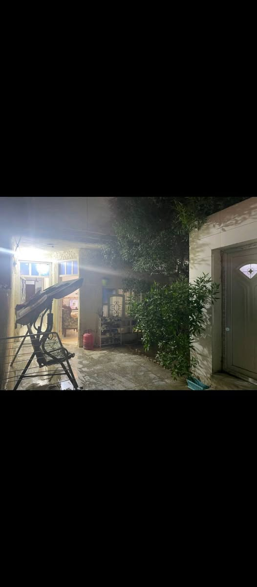 بيت للبيع زراعي مشمول بالطابو بلديات قرب مدرسه تغلب مساحته ١٢٥ غرفتين ومطبخ واستقبال وحمام عدد ٢  واحد خارجي وواحد داخل غرفه النوم منطقه كامله الخدمات للاستفسار اكثر ***********
السعر ٦٠ وقابل للتفاوض
