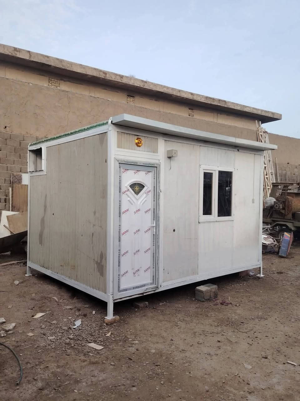 من رخصت الادمن ،،حداده عامه كرفانات مخازن على السطح سقايف كيسبان وجينكو وسندويش وجملونات ودواجن.  وتصليحات ،، اي شي يخص الحداده أحنه جاهزين حداده متنقله ما عليكم بس الاتصال على الرقم ‏‪***********‬‏
