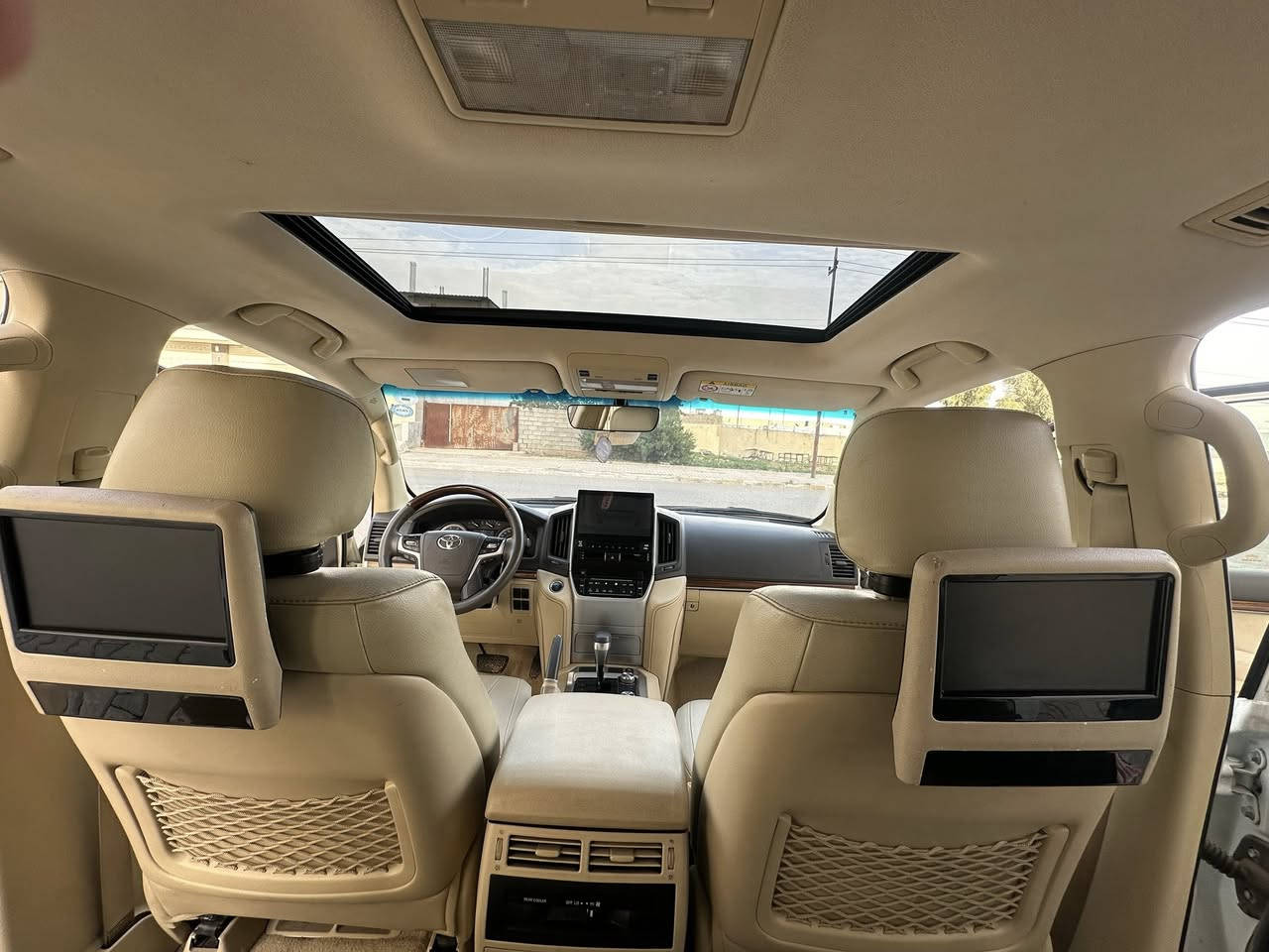 السلام عليكم 
للبيع لاندكروز Gxr محرك 6 سلندر 
موديل 2017 
 رقم اربيل الدولي
كير ومحرك وصدر مكفول 
 تخم تاير وبطارية جديد شركة اصلي
 استخدام شخصي سنوية باسمي تحويل وكالة بشرط دفتر بنزين موجود سياره مكفوله لاضرب ولا صبغ ولاتبديل  حتی دعاميات
المواصفات 
1.ايرباك 8
2.كشنات جلد كهرباء
3.داخل بيجي 
4.تشغيل عن بعد 
5.حساسات امامية خلفية
6.لايتات زنون
7.ماوس تحكمات استيرن
8.كاميرات امامية وخلفية وجوانب مرايا
9.شاشه خلفية
10.سلايت
11.مانع انزلاق

 وبعد هواي مواصفات بيع فقط  استخدام مال بيت للاستفسار الاتصال على الرقم
***********
***********
مكان كركوك 
سعر 525 وبي مجال
