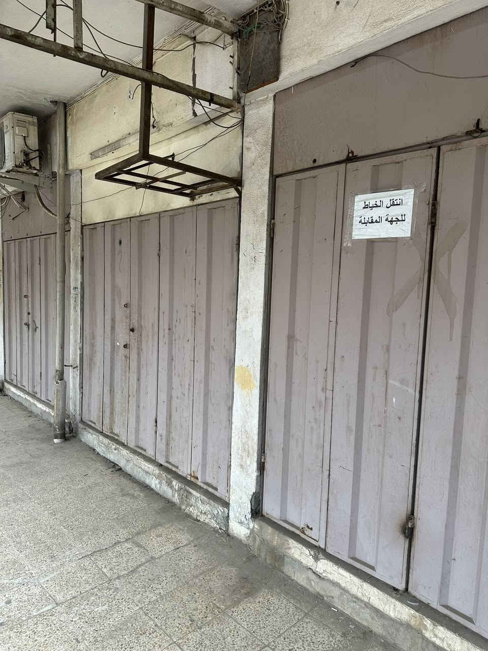 أبواب محلات شبابيك أبواب خشب وابواب حديد للبيع كلهم عنوان ايسر ***********
