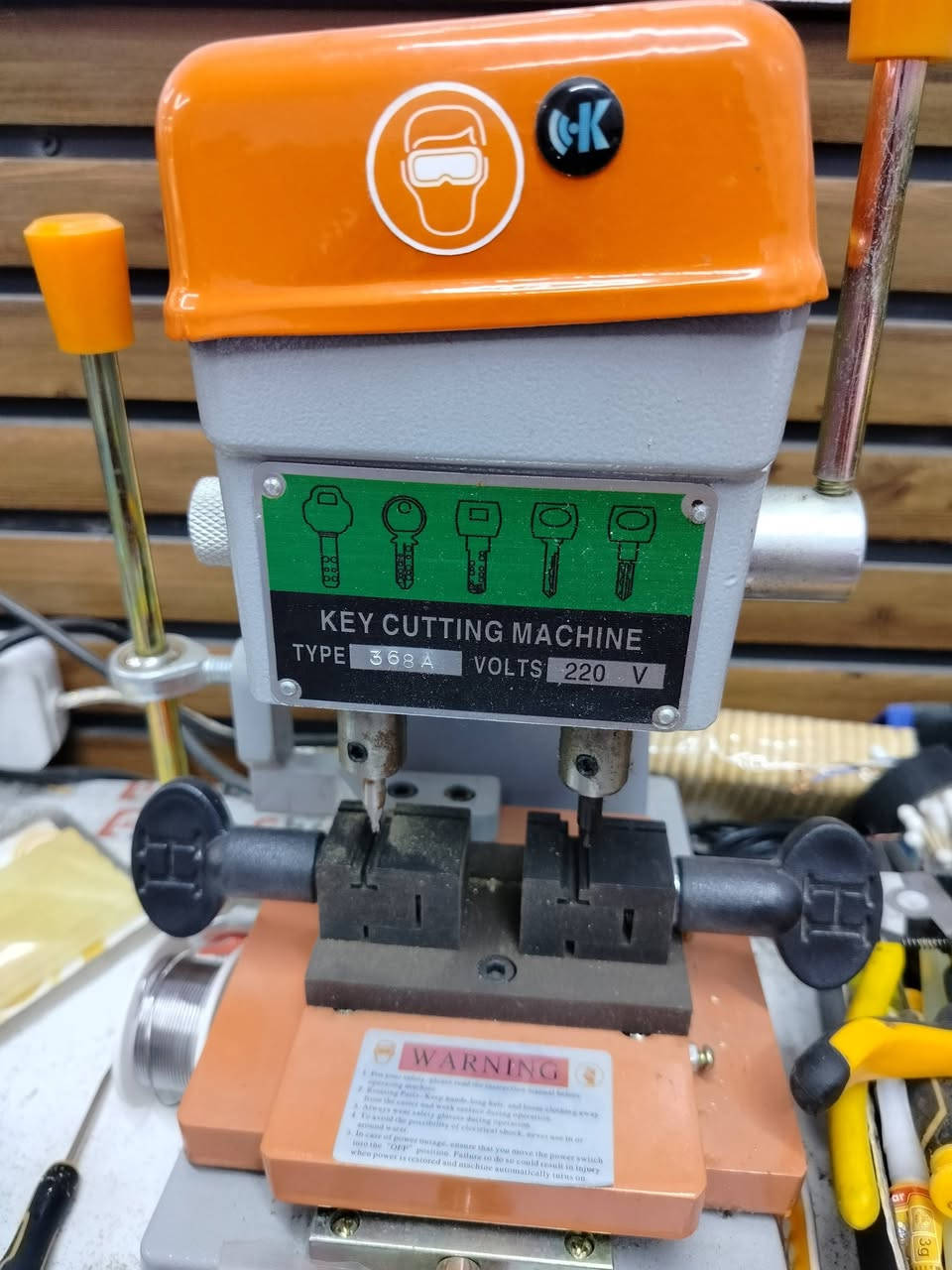 جهاز LONSDOR K518 PRO الغني عن التعريف تحديث سنتين مع بكج كامل السعر 700$  وبيه مجال ج
جهاز قص المفاتيح عمودي وافقي 

***********/***********
