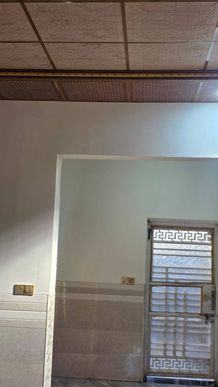 يالله بيت للبيع سند ٢٥

*مساحه ٢٠٠ متر
*عدد. ٢ غرف نوم
*وصاله وبراني وصحيات داخليه وخارجيه 
*مسلح ارظيه وسقف 
بناء جديد خدمات كامله تبليط مجاري مدارس 
قريب على شارع الزوار 
خلف بانزين خانه الشموس 
الاستفسار واتس أو الاتصال على الرقم ***********
#مراجعه  مكتب حسين فليح للعقار مقابيل سايدين ام الخيل
