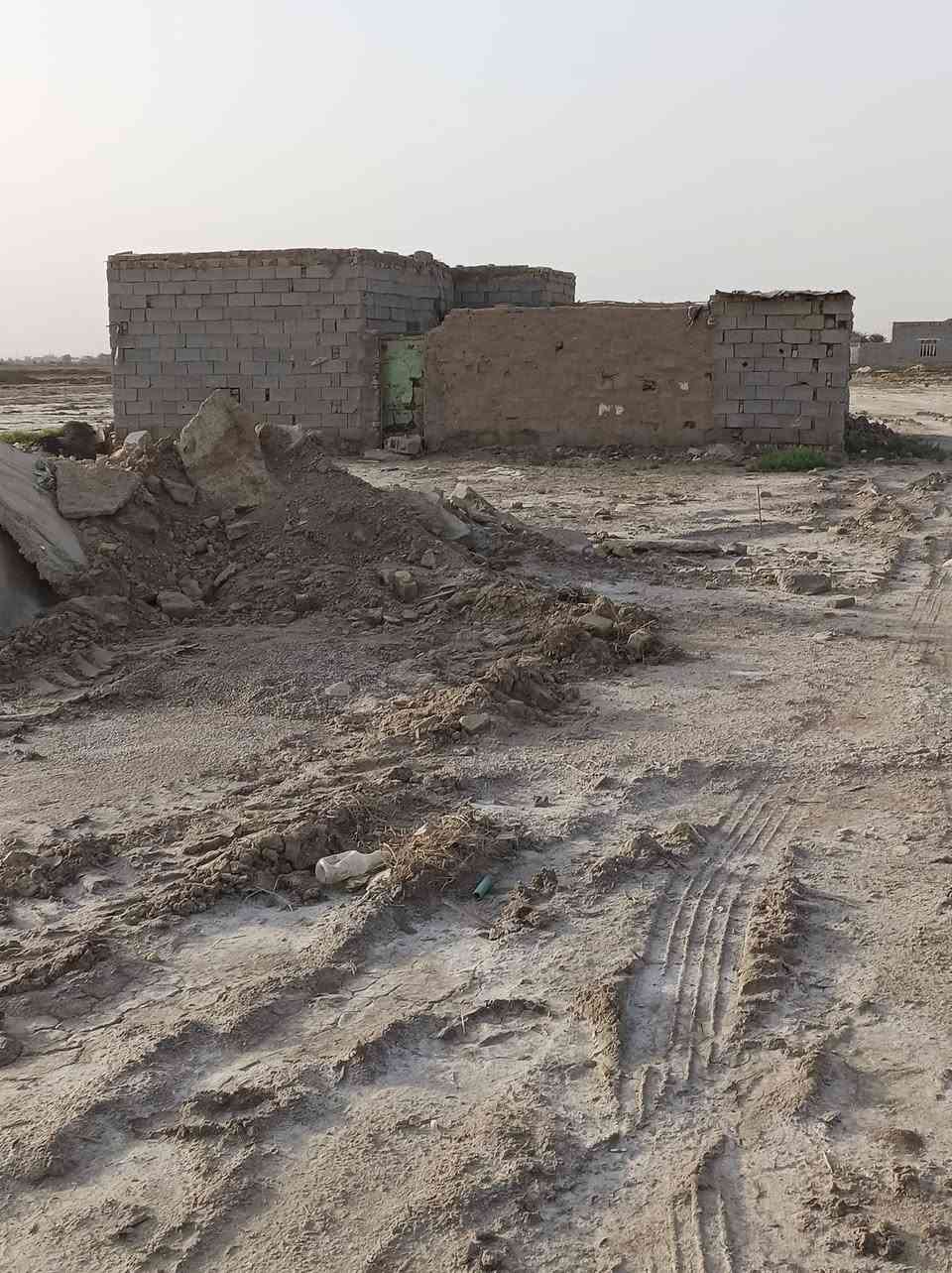 بيت البيع  وره قريه شويلي سعره 8.  وبي مجال الاستفسار
***********
