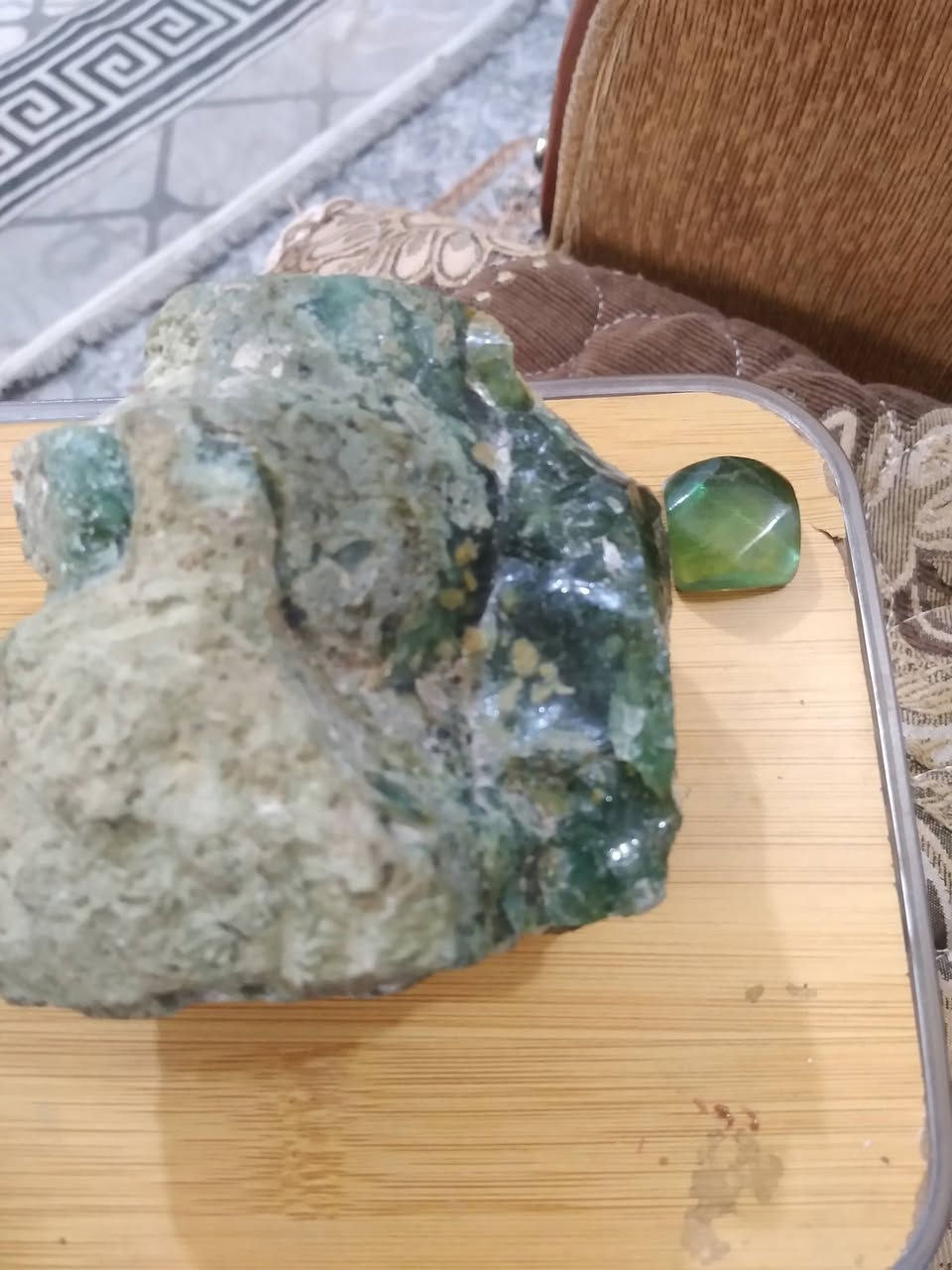 هاي الخامه طلعت منه هاي التحفه القطعه بلون زمردي
داخل القطعه شوائب بلون اسود


**إذا كنت صاحب هذا الإعلان وتريد حذفه لأي سبب، رجاءا أرسل رسالة إلى الدعم الفني**