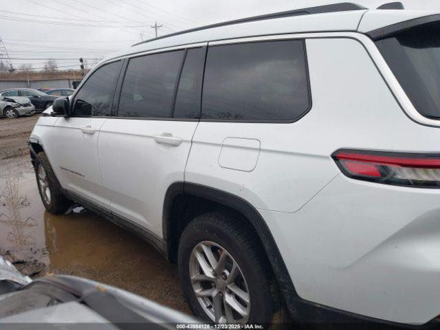 جيب شيروكي الشكل الجديد الللون ابيض موديل ٢٠٢٥ فول مواصفات  فتحه وبصمه وكامره وحساسات الضرر فقط بنيد ودعاميه السعر واصل للميناء شامل النقل - تفيد الذي عندة كتاب شهداء للتواصل *********** / السعر ٢٢٠ واصل ام قصر او دبي حسب رغبة المشتري بدون تصليح
