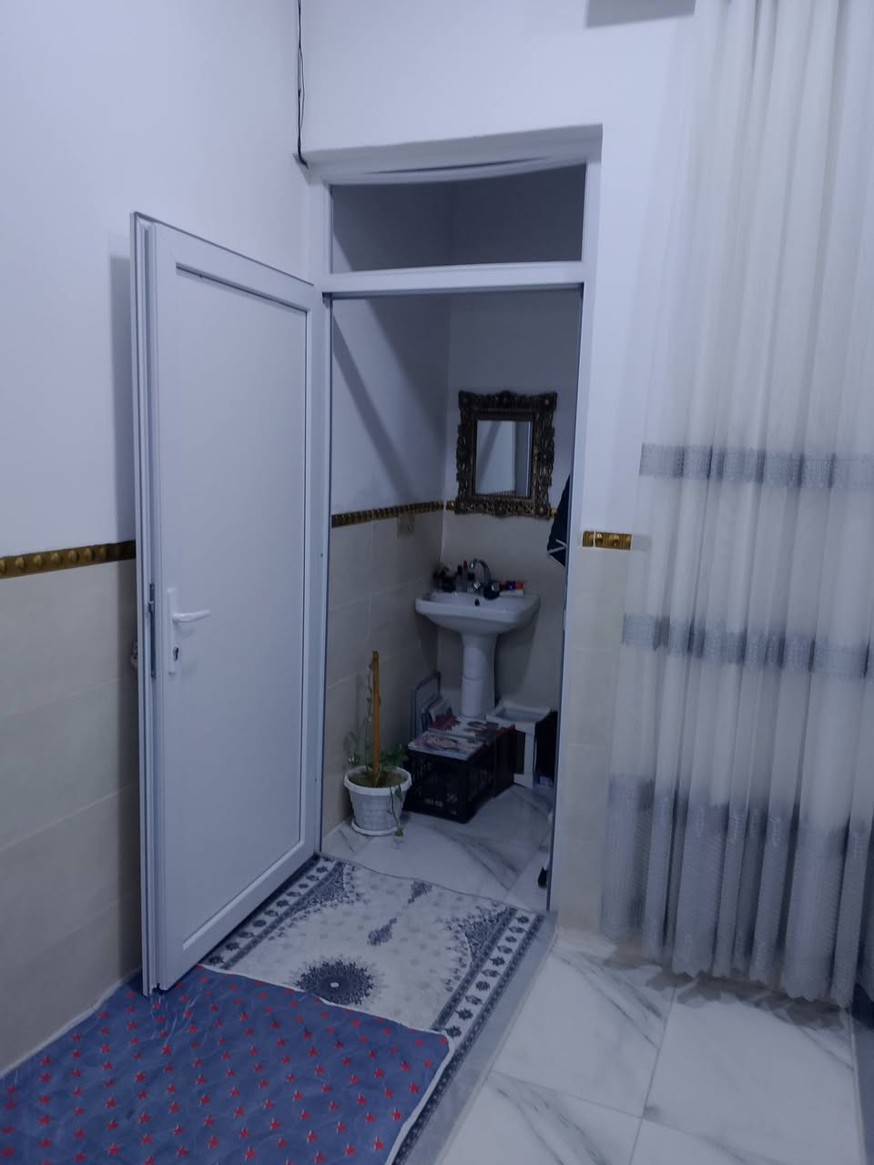 ئه م خانوه بۆفرؤشتن
ناونیشان سموود ناو سەنگاویەکان نزیک ماڵ فەهیمە کۆچەری ڕورەری 100مەتر 6بە18مەتر 
دوو ژورنوستن 
ڕوشنایی
هەوڵ
دێیوەخان
مەتبەخ
موشتە مەلات
تاپۆیە 
نرخ (دەفتەر و پەنجا)
ژمارە؟ ***********
***********
