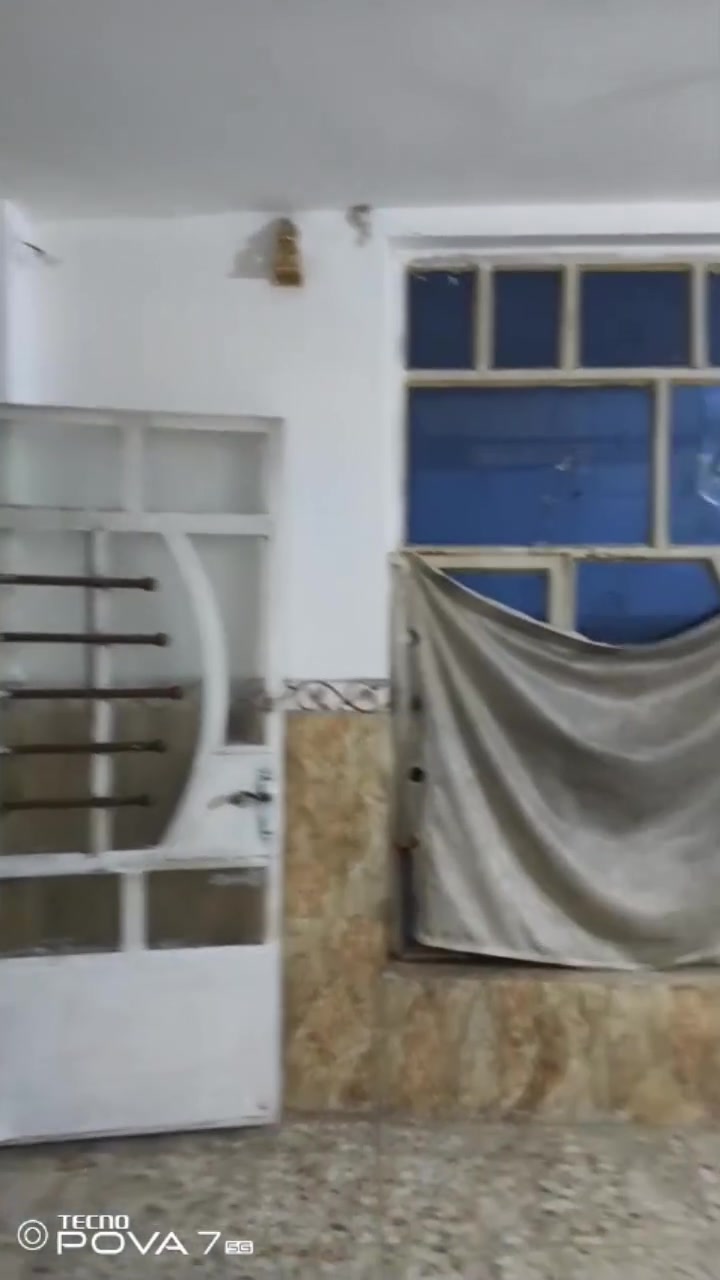 السلام عليكم بيت الايجار بلامين الثانيه السده تفاصيل البيت استقبال وصاله وغرفه فوك وجوه صحيات كامله مساحة البيت 150 يحتوي ع كراج السياره تواصل خاص او ع هذا الرقم ***********

